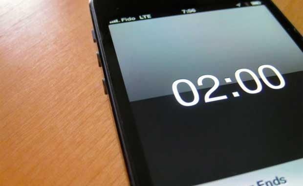 2 Dakika Kural<br>    David Allen, Getting Things Done&#8216;da bunu yle aklyor. Gne iki dakikalk grevlerle balamak etkinlik kaslarmz gelitirir ve daha byk grevlerde baarl olmamz salar. Sabah ilk ii maillerinizi kontrol etmek, sesli mesajlar dinlemek, gnlk toplantlarnz gzden geirmek sizin erteleme hastaln yenmenizi salayacaktr.