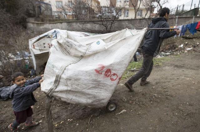 Gezer'in 3 yandaki olu Muhammed Haim evlerinin nnde babasnn toplad karton kutularla oyun oynuyor.