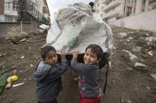Evli ve 4 ocuk babas olan Gezer, nn niversitesi Fizik Blm mezunu.