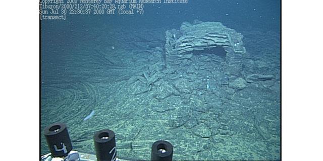 Donnelly'in eseri gerekten byk ve titiz bir aratrmaya dayanyor ve Platon'un klasik Atlantis tezini dorulamaya alyordu. Kitabn ilk blmnde Donelly, ortaya att fikirleri yle sralyor: