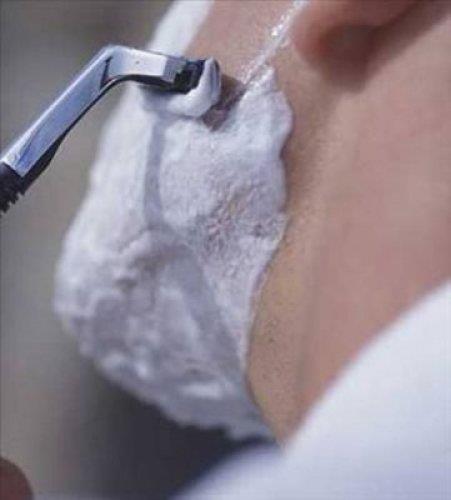 Gillette irketi 1902 ylnda gvenli jilet satmaya baladnda yzlerce erkek onlardan ald.Sonra da bu jiletlerin sakallarn kesmediini syleyerek onlar pe attlar.Gillette yetkilileri , mutsuz mterilerin tra olmadan nce jiletin sarld kad karmadklarn fark ettiler.