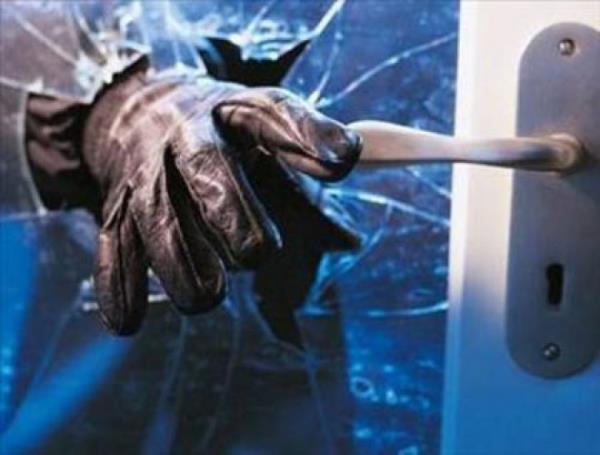 Florida'da bir soyguncu parmak izlerinden yakalannca ard.nk her soygunda eldiven giymeye zen gstermiti , fakat yarm parmakl golf eldiveni kullanyordu.