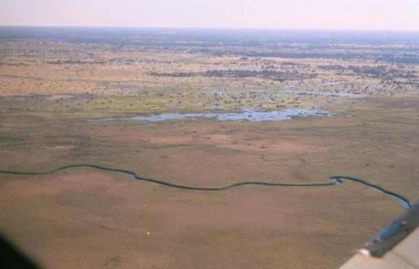 SAMAN ALTINDAN SU YRTMEK: <br>Vaktiyle bir ova kynde kyller tarlalarn sulamak iin,rman suyunu nbetlee kullanmak zere anlamlar. Irmak boyunda bulunan tarlalar, alan kanallar vastasyla sra ile sulanyor,herkes ziraatyla megul oluyormu. Kyn akgzlerinden birisi,daha fazla su alabilmek iin tarlasnda derin ama ince bir kanal kazp rmaktan su almay aklna koymu. Kanal gizleme maksadyla da zerini al rp ve talarla rtp araziye uydurmu.
