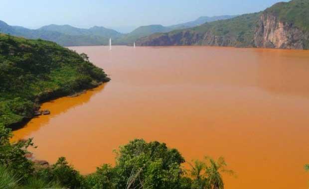 Nyos Gl-Kamerun<br>    Bir volkann snmesi ve kraterinin yalarla dolmas sonucunda oluan zehirli bir gldr.Ara ara bu glde oluan patlamalarn birinde,ortaya kan zehirli gaz nedeniyle 1700 kii hayatn kaybetmitir.