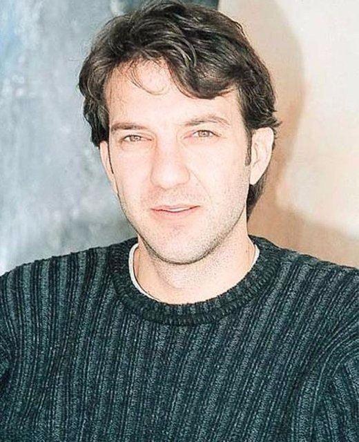 Kaan Girgin, 2000'li yllarn banda TRT'de ekrana gelen 'Dikkat Bebek Var' dizisinde Ceyda Dvenci ile kamera karsna geti.