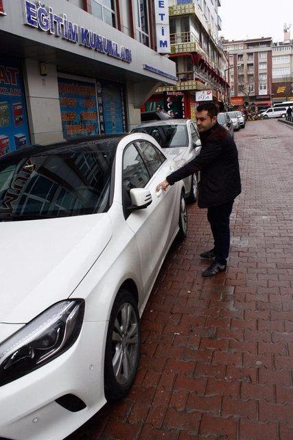 Kk yata kendisini mzik piyasasyla tantran brahim Tatlses, hakkndaki sorulara "brahim aabeyi hep arar sorarm. Ona kar byk bir saygm var. Onun mzik piyasasnda olmay hepimizi etkiliyor&#8221; diye cevap veren &#8220;Kk bo&#8221; lakapl brahim Kk, szlerini yle srdrd: