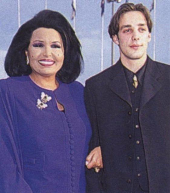 nl sanat Blent Ersoy 1999 ylnda Cem Adler'le evlenmiti.