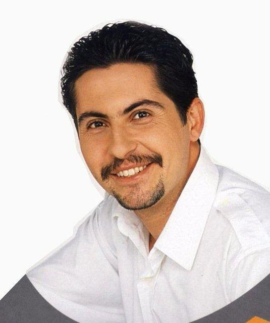 Eray Sezer 'Biri Bizi Gzetliyor' yarmasyla 2001 ylnda ilk kez izleyici karsna kt.