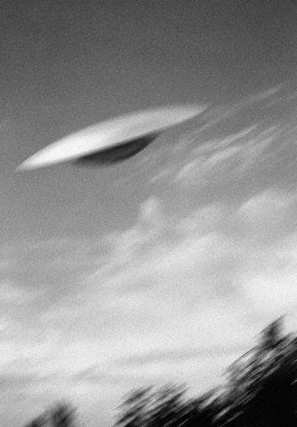 Bu her nekadar bir uan kanatlarna benzese de uaktan ok daha parlakm. Bir sre sonra bu parlak k ordu kuvvetlerinin bulunduu helikopterin yannda umaya balar. Hemen alalan helikopter bu ekilde arpmay da engellemi olur. Balona benzeyen ve bir otobs byklnde olduu varsaylan bu cisim , aada bulunan insanlar tarafndan da dorulanr. Ancak olaya net bir aklama getirelemez.