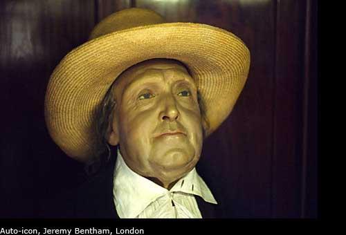 Faydaclk(Utilitarianism) akmnn 1832'de len kurucusu ngiliz filozof Jeremy Bentham'n mumyalanm cesedi kurucularndan olduu niversitede sergileniyor.