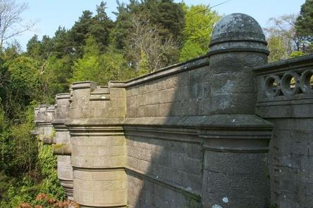 lk olaylar 1950 ile 1960'l yllarda bildirilmi. lk olay Koli (Lessie) cins kpeklerin biranda kprnn tepesinden 15 metre bolua atlamalaryla gereklemi. Baz olaylarda kurtulan kpekler de olmu. Ancak bu kpekler daha sonra yeniden bu kprye karak intihar etmeye devam etmiler. Bu olay daha da ilgin klan bir dier nokta ise oradan atlayarak intihar eden btn kpeklerin hep ayn taraftan ve ayn ayla atlam olmalar. Bazlar bu kprnn perili olduuna inanyor. Ancak 1994 ylnda bir adam kendi bebeini bu kprden atm. Daha sonrada kendisi atlam. Bu trajik olayn sebebi de mi Overtoun kprs yani. Baz kiiler ise bu kprnn srat kprs olduunu dnyor. Bazlar geiyor, bazlar dyor bazlar ise hi uramyor bile