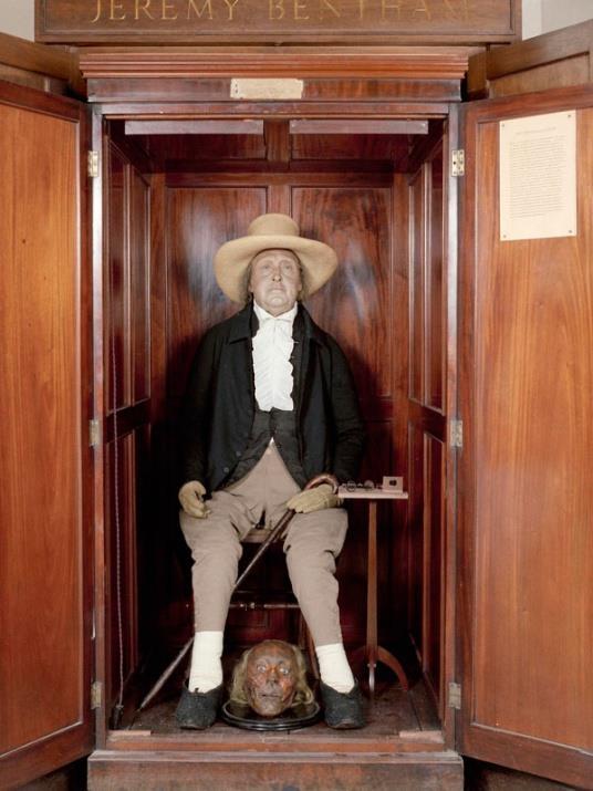 Bentham'n bu vasiyeti niversite ynetimi tarafndan hayata geirildi ve Bentham'n mumyalanm cesedi 182 yldr sergileniyor.