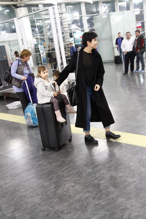Tuba Bykstn, ikiz kzlar Toprak, Maya ve annesi Handan Bykstn'le Fransa&#8217;nn bakenti Paris&#8217;te gerekleecek olan Trk Sinemas haftasna katlmak iin nceki gn Paris&#8217;e gitti.