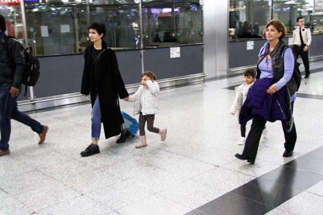 Alanda hayranlarn ilgi odayla karlaan Bykstn, Paris&#8217;e yaayaca eklinde kan haberlerin gerei yanstmadn belirtip &#8221;Paris&#8217;i seviyorum ama kan haberler doru deil&#8221; diye konutu.