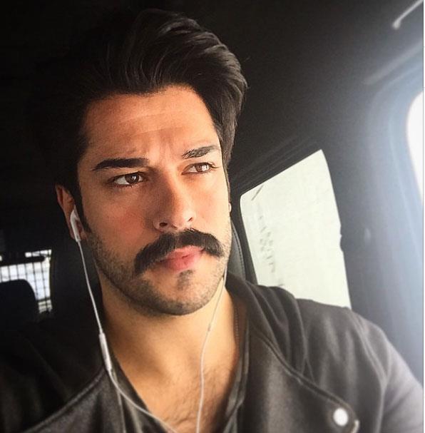 Ak Sana Benzer filmi ile giede hatr saylr bir baar yakalayan Burak zivit, annesiyle ekilen fotorafn Instagram'da yaynlad.