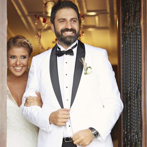 arkc,  zmir Urla'da bir huzurevine yerleme karar alan annesini ei elik'le beraber ziyarete gitti ve istenmeyen damat iddialarn paylat fotorafla cevaplam oldu...