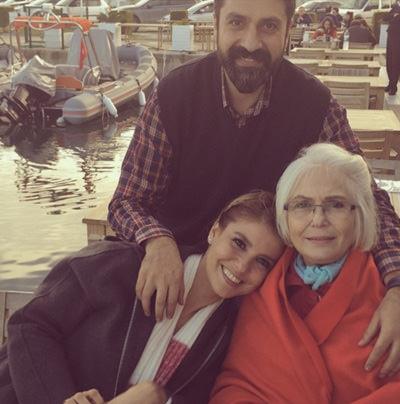 Ergen'in paylat fotoraftaki annesinin gzellii ve asilliine takipileri hayran kald. Bir takipisi Ergen'e "Neden kocanz alyans takmyor?" diye de sordu ama yant alamad.