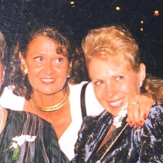 Altu, fotorafn altna "Annem ve teyzem" notunu dt. Gzel oyuncunun annesine olan benzerlii dikkatlerden kamad.