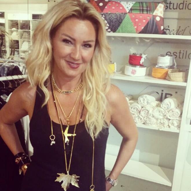 nl oyuncu yllar nce kaybettii annesi Selma Altu'un 1988 ylna ait fotorafn takipileri ile paylat.