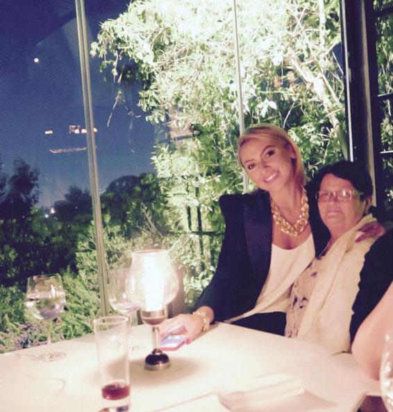 "ANNEM... Her sahne ncesi mesaj attm, beni dualaryla glendiren ve koruyan, 'anne ben bunu baaramayacam' dediimde 'sen istediin hereyi baarrsn' diyen, mutlu ve mutsuz anmda beni koulsuz seven tek KADIN! Sen benim STARIMSIN... Senin iin yapmayacam birey yoktur bu dnyada... yi ki dodun annem... Melek annem..."