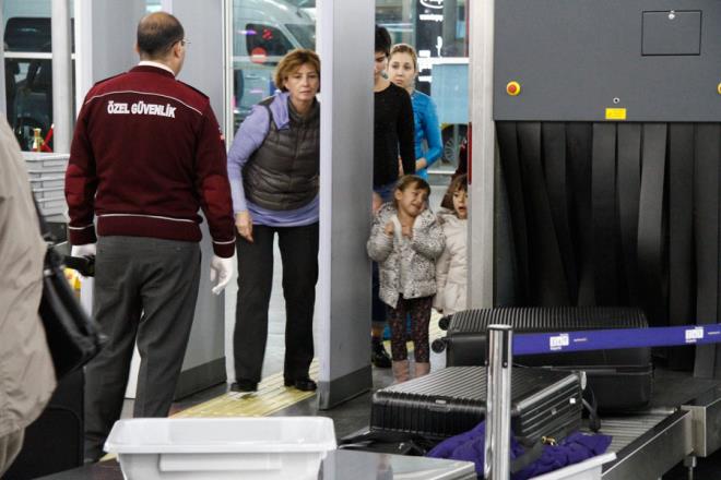 Atatrk Havaalan D Hatlar Terminali'nde grntlenen oyuncu yneltilen sorulara ksa cevaplar vererek &#8220;Arkadalar sizden zr diliyorum ama kzlar yanmda olduu iin pek konumak istemiyorum. Trk sinema haftas iin Paris&#8217;e gidiyorum&#8221; dedi.