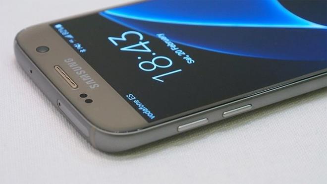 Galaxy S6 ailesinden farkl olarak bu sefer microSD kart yuvas ihmal edilmemi ve depolama alann artrmak isteyenler iin 200 GB&#8217;a kadar microSD kartlar taklabiliyor.