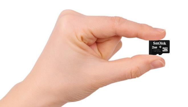 Yine Samsung iin deil ancak LG iin bir yenilik olarak metal gvdeden bahsedebiliriz. Samsung bir sredir st seviye cihazlarnda magnezyum alaml alminyum gvde kullanyordu. LG ise bu yl ilk defa metal gvdeye gei yapacak. Salamlk ve daha ince gvde yaps iin tercih edilen metal kasa ayn zamanda st seviye bir telefon hissi uyandrmak iin gerekiyor.