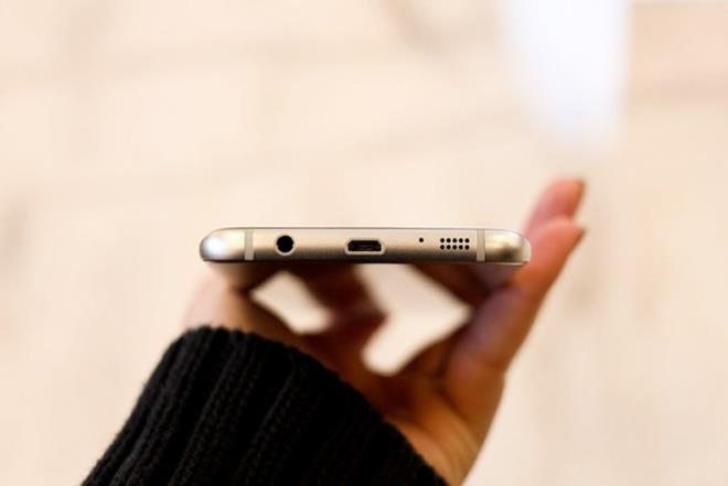 5.0 GHz Wi-Fi ac, MIMO, Bluetooth 4.2, ANT+, NFC ve MST gibi zengin balant seenekleri mevcut. Her iki telefon da Android 6.0 Marshmallow iletim sistemine yeni Samsung TouchWiz arayzne sahip.