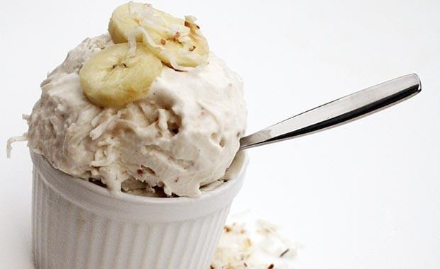 Muzlu dondurma: Birka muzu dilimleyip dondurucuda donmalarn bekledikten sonra blendrdan geirin dondurmanz hazr. Bu pratik tarifi ister yalnz bana ister tatllarnzn yannda kullanabilirsiniz.