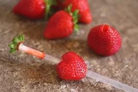 ilek temizleyicisi: ilekleri saplarndan ayrmak iin bir pipete dann.