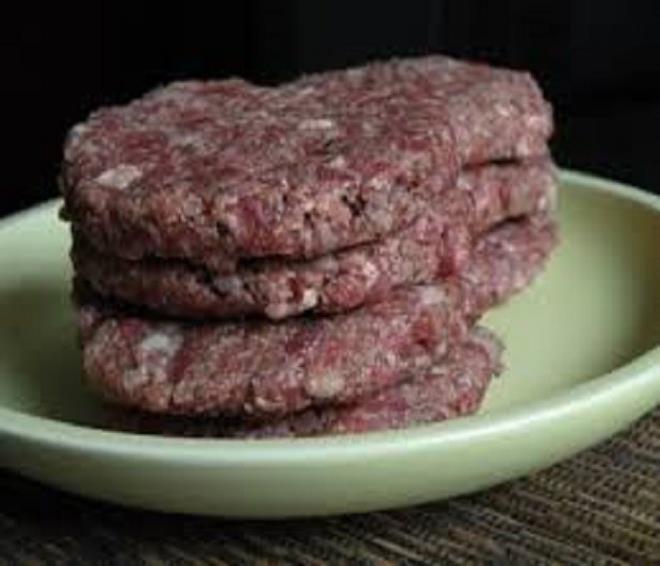 Hamburger kftesi: Hamburger kftelerinizin yaparken imemelerini ve ekmek arasnda dzgn grnmelerini istiyorsanz piirmeden hemen nce ortalarna parmanzla bastrmanz yeterli.