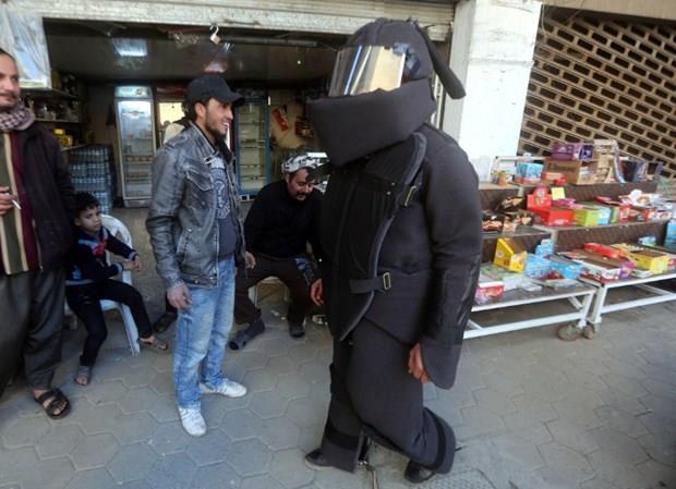 20 yandaki Hussein Adil, Irak'n bu tarz giysilere en ok ihtiya duyan lkelerin banda geldiinin altn iziyor. Ancak bu fikrin ortaya kma hikayesi olduka ac bir olaya dayanyor.