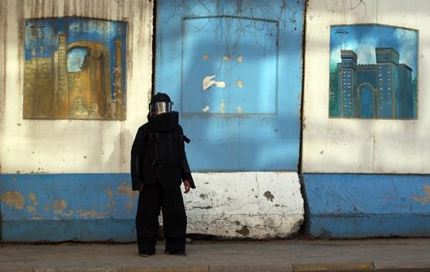 Arkadayla Badat'n Karrada blgesindeki bir kafeye gittikleri srada alan telefonu nedeniyle yollarn ayrdklarn ve birka dakika sonra patlamann yaandn belirten Adil, bu olaydan sonra kentteki kimsenin gvende olmadn anladn belirtiyor.