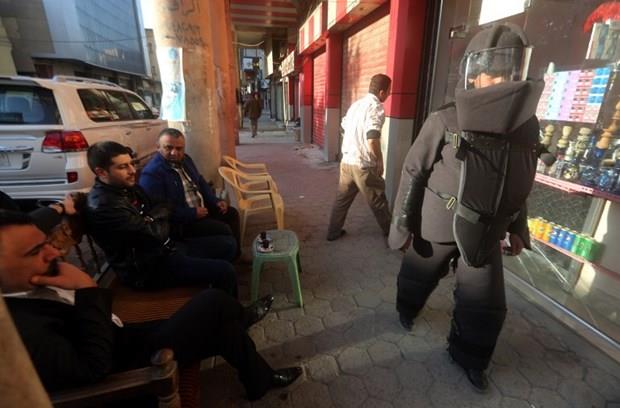 Bomba imha ekiplerinin giydii bir niforma ile ay ien bir adam... Ancak bir terslik var. Ortada imha edilecek bir bomba yok. Badatllar bir sredir ilgin bir protestoya imza atan bu sanaty konuuyor.