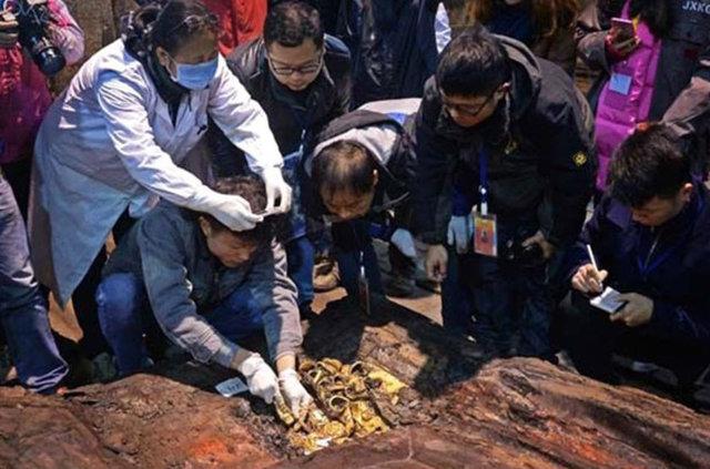 Alan sekiz mezardan sava arabas bile kartld.