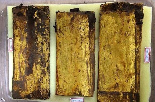 Tamamen altn paralar ve eyalardan oluan hazine iinde sikkeler, kle altnlar, yeim kolyeler ve som altn eyalar bulunuyor.