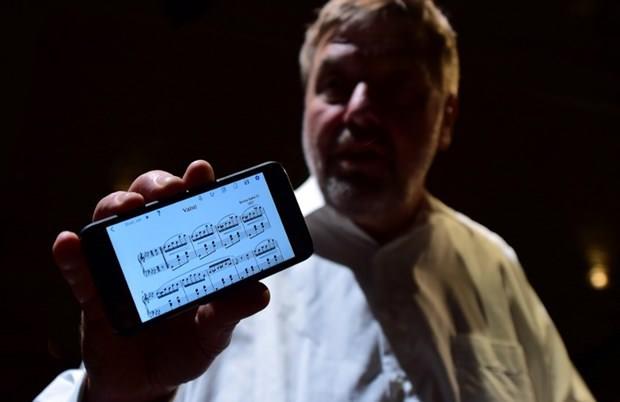 Zira 23 Mart 2015'te ABD Patent Enstits'ne bavuran Apple, getiimiz gnlerde kullancnn ekrana dokunmadan komutlar vermesine imkan salayan (yakn mesafeden harekete duyarl ekilde alacak multi touch yzeyler) teknolojinin patentini ald.