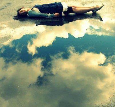 <p>Bulutlarn zerinde uyku...</p>  Bu resimde basit bir yansma hilesi var