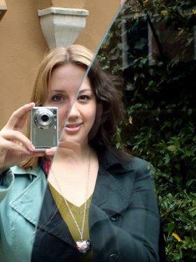 Sol tarafnda bir ayna ve sa taraftaki ak cam, dier tarafta baka bir kz