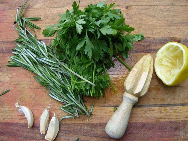 Maydanozun ierdii esansiyel yalar salar ve kafa derisi iin iyi gelir. Maydanoz suyunun salar uygulanmasnn sa dklmesini engellediini savunan uzmanlar vardr.