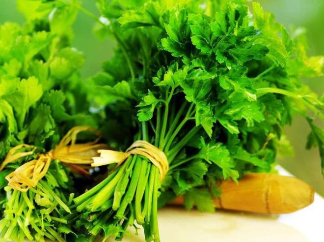 Sinslerin dolduu ve ksrn artt zamanlarda maydanoz ay veya suyu imek iyi geliyor.