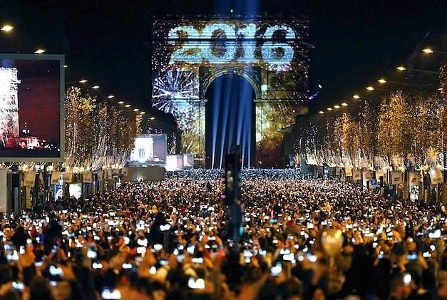 Londra, Paris ve New York ise ilk 35 ehir arasna giremedi.<br>    Guardian gazetesinin haberine gre 10 sra birden gerileyerek 37. sraya den Paris'in bu dnde 2015'ten bu yana yaanan saldrlarn etkili olduu belirtiliyor.<br>    39. sradaki Londra'nn hava kirlilii, trafik ve iklim nedeniyle sralamada gerilerde kald ifade ediliyor. Aratrmada kentlerin sosyo-ekonomik artlar ile salk, eitim, barnma ve evre koullar dikkate alnyor. Byk irketler i kurmak iin yer seerken bu aratrmann sonularn da gz nnde bulunduruyor.