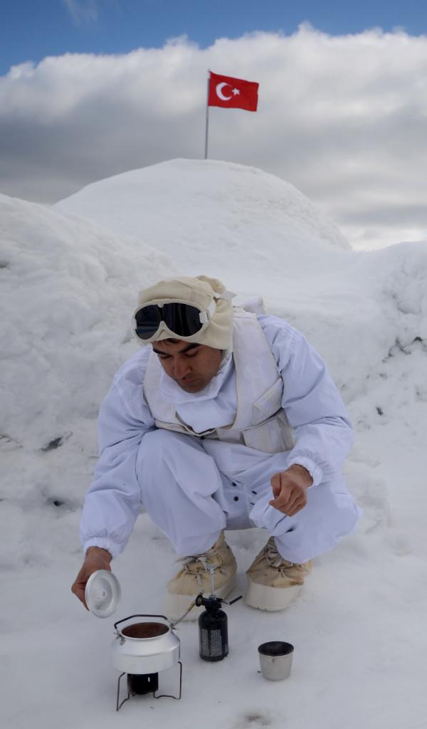Karl dalardan kayak takmlaryla silah ve tehizatl olarak ini yapan komandolar, hareket halindeyken dahi belirlenen hedefleri tam isabet vurarak, etkisiz hale getirmesini bildi.