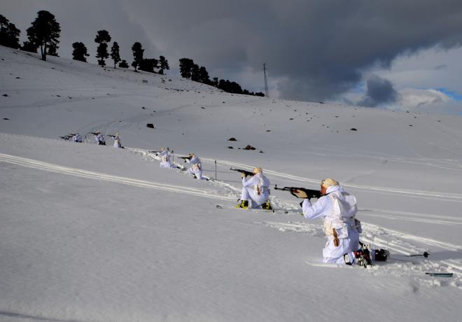 M48 tanklarnn en modern versiyonu olan gece gr sistemli tanklarn, karl arazide taaruza getii tatbikatta, gerektiinde sisileme yaparak kendi gizleyen tanklar, belirlenen hedefleri teker teker tam isabet vurularla imha etti.