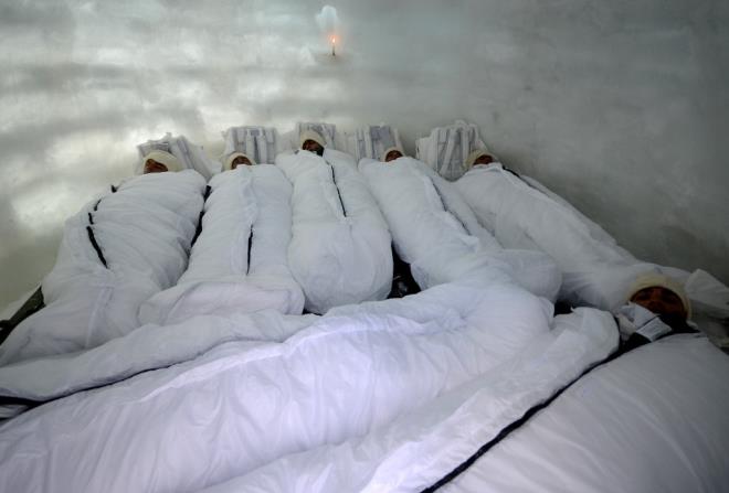 Zorlu doa koullarnda her trl grevi yerine getirebilme becerisine sahip komando birlikleri, aldklar eitimle k koullarn, yaam iin bir araca evirebiliyor. Komandolar, kardan yaptklar iglolar ile souktan korunma imkan buldu.