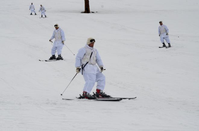 Helikopterle indirme harekatnn da gerekletirildii tatbikatta, verilen emir dorultusunda kritik tepe noktalara helikopterle inen komando birlii, blgede arama, tarama almas yaparak ksa srede blgede alan kontrol salad.