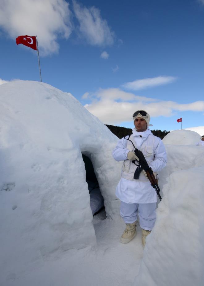 Zorlu k koullarnda grev yapan komandolar, kontrol altna aldklar blgede, gece de sfrn altnda 20 dereceye den scaklkta mevzilerde tuttuklar nbetler ve gece gr sistemleriyle yaptklar gzetlemelerle bir an olsun bile blgenin kontroln elden brakmad.
