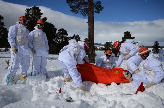 Karla kapl arazide mevzilenen komandolar, belirlenen hedefleri otomatik silahlarla ate altna ald.