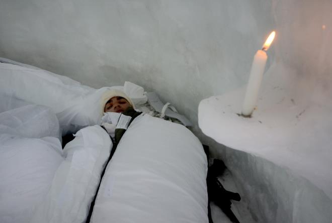 Komandolar, dondurucu souktan karn salad koruyuculukla ierisini tek bir mum ile starak hayatta kalmasn bildi.