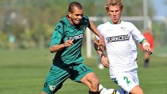 12. saniye: 2008-2009 sezonunda Eskiehirspor-Denizlispor manda Denizlisporlu Darryl Bevon Roberts